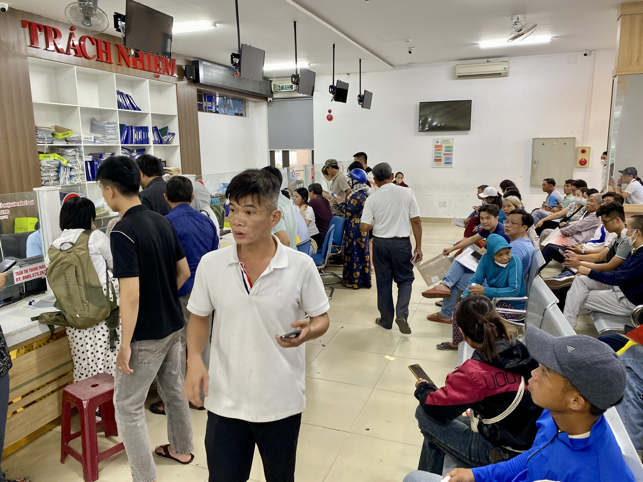 岘港市民整天坐着等待办理土地手续