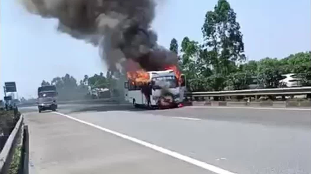 内排-老街高速公路上灵车起火