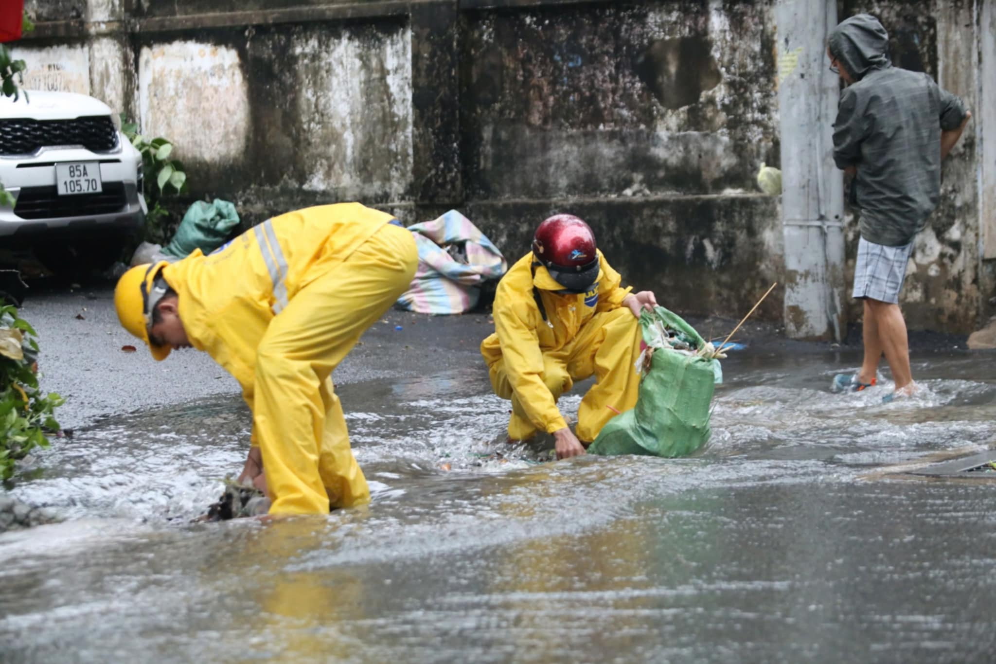 胡志明市部分地区降雨超过200毫米，守德市场下水道爆裂，多条道路积水