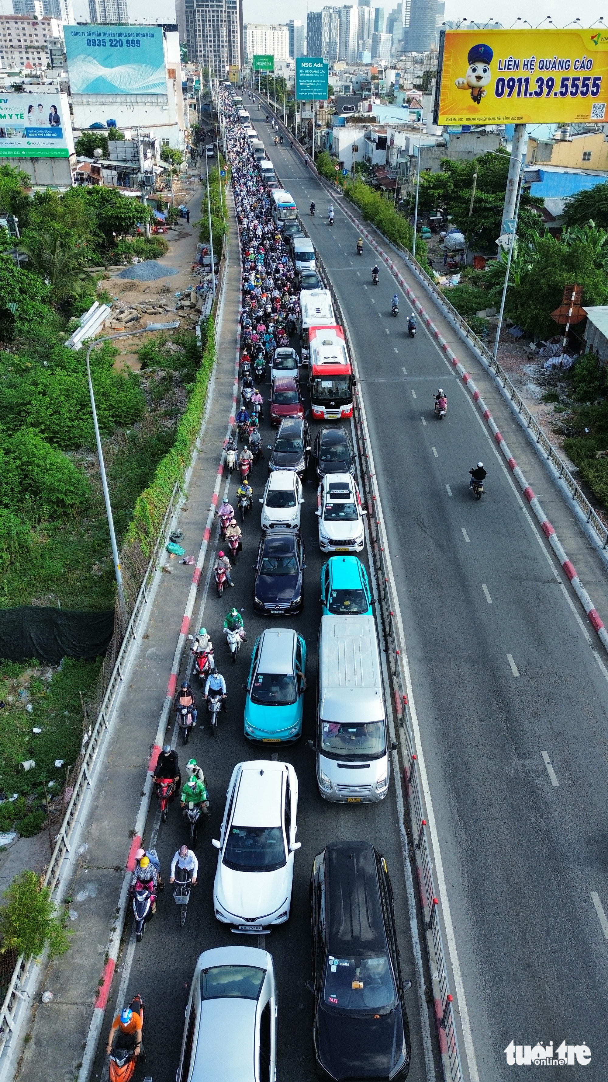 肯特橋發生牽引車與垃圾車相撞事故致司機死亡,交通嚴重擁堵