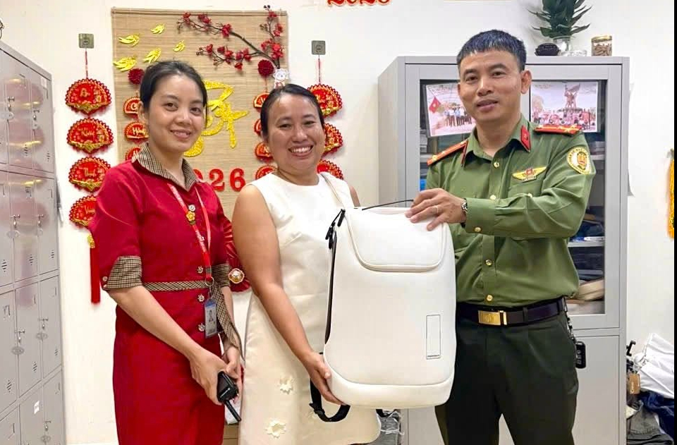 在機場歸還印度遊客遺忘的裝有5000美元和40000盧比背包