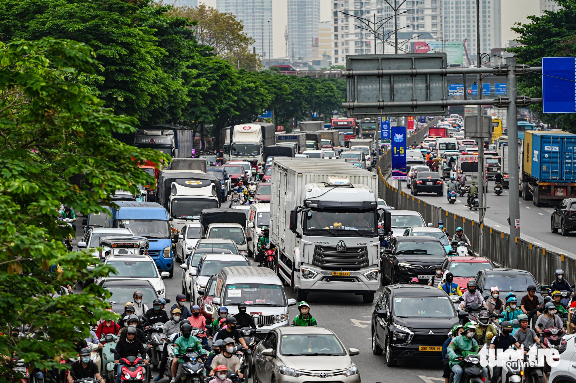 民眾紛紛離開河內度假,出城口車輛寸步難行