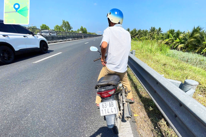 許多摩托車從胡志明市駛入至芹苴市的高速公路