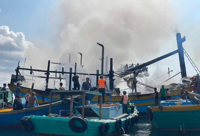 潘切海域一艘載有21人的船隻燃起熊熊大火