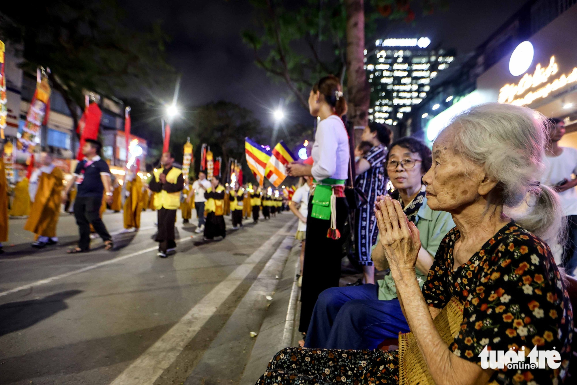 护送佛舍利经过还剑湖祈愿天下太平