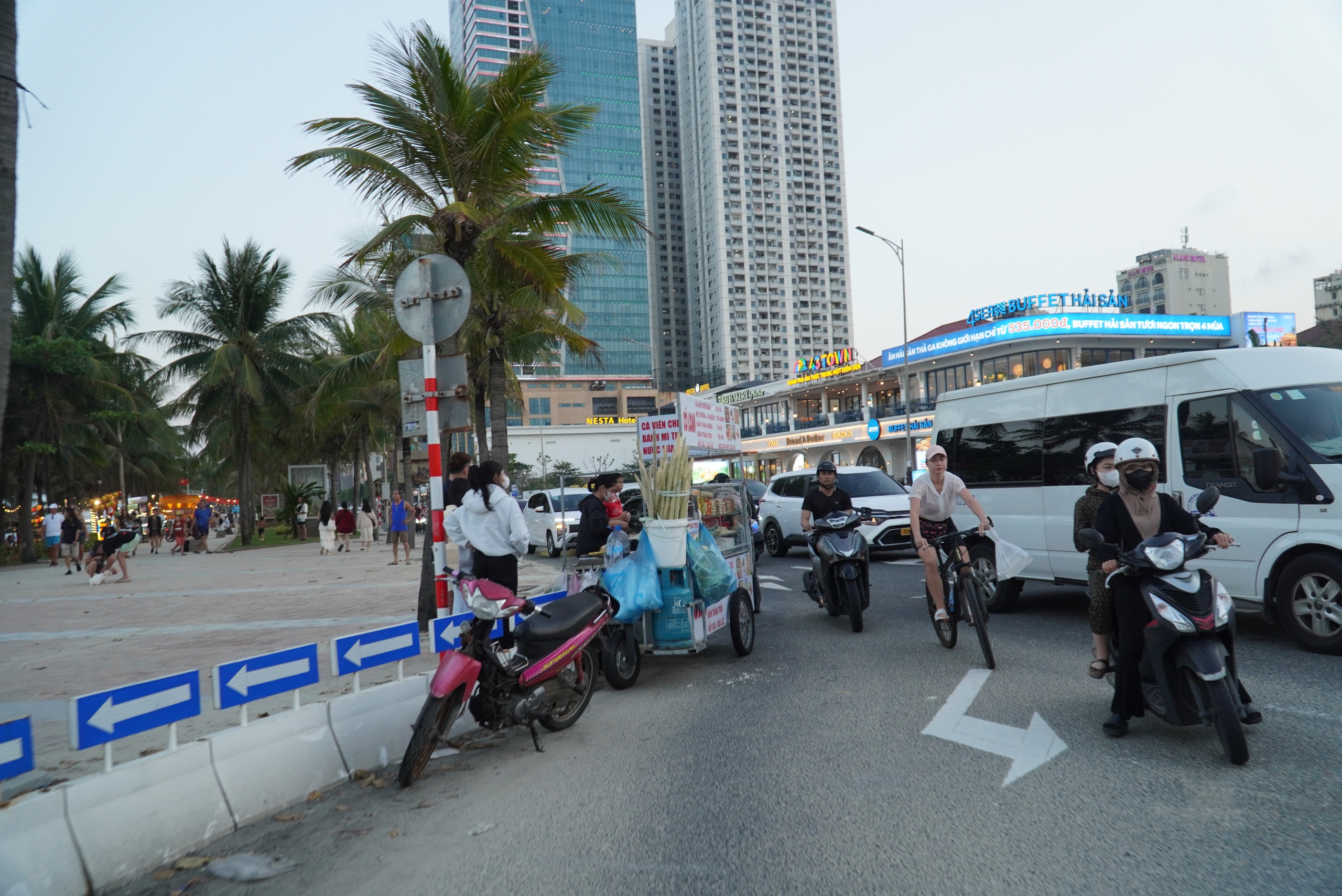 街頭小販仍在峴港沿海旅遊道路上“橫行”