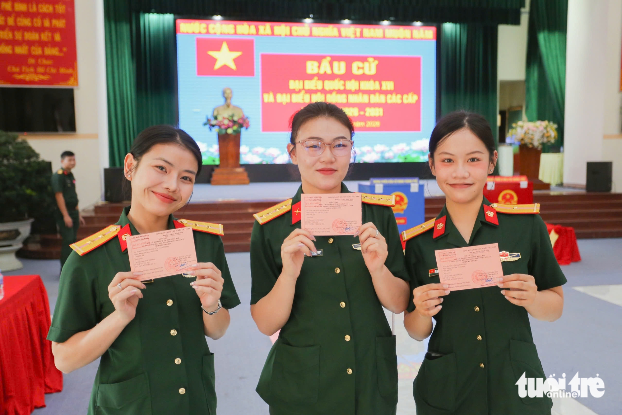 胡志明市武装力量庄严参加选举