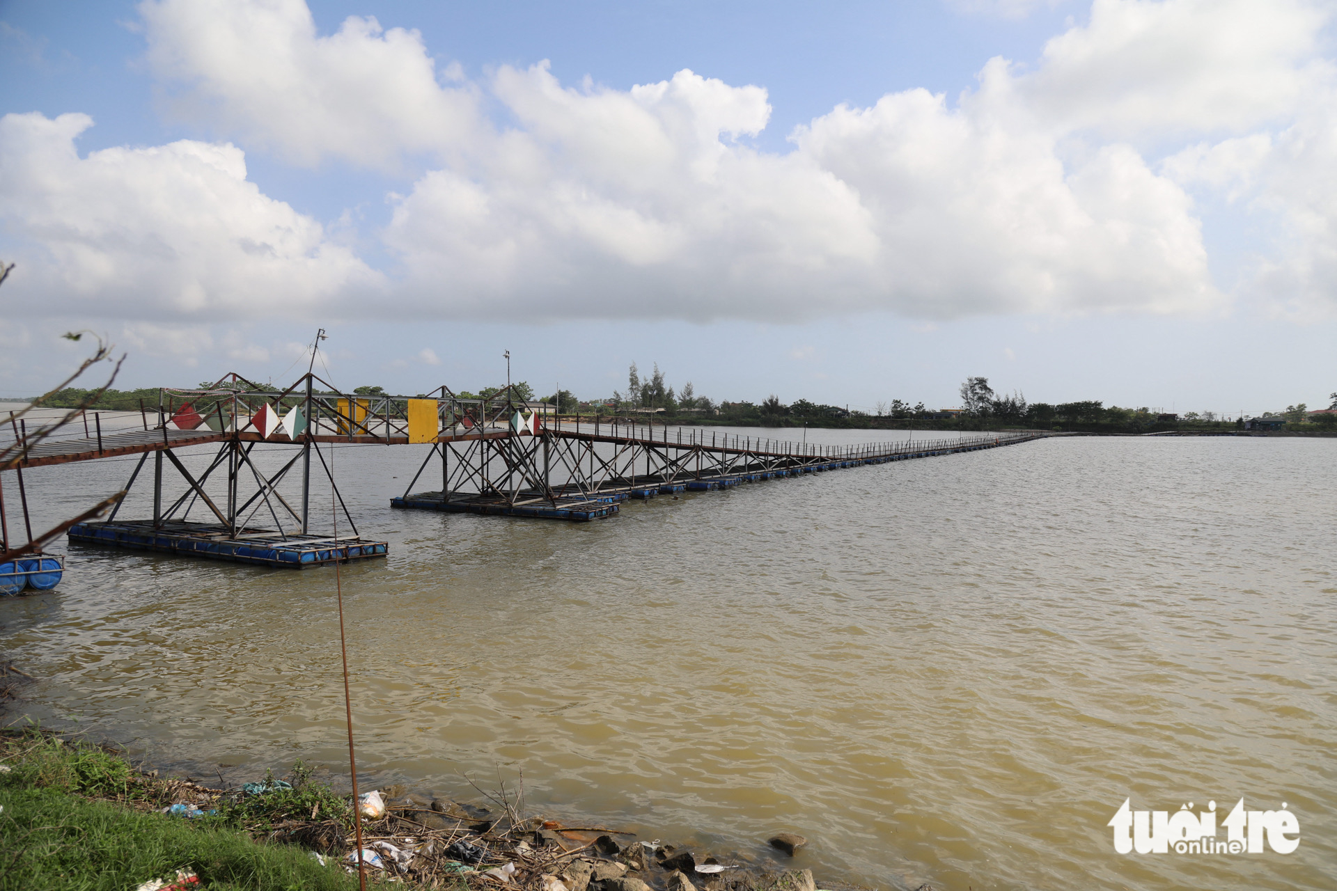 暫停石漢河浮橋,居民謀生負擔加重,被迫繞行騎車
