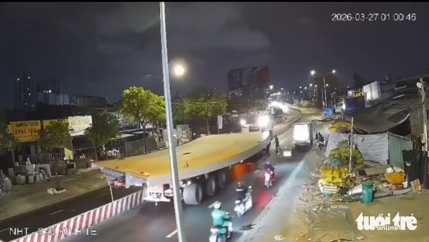 鋼鐵板墜落事故中,一名男工人在千鈞一髮之際逃脫死亡