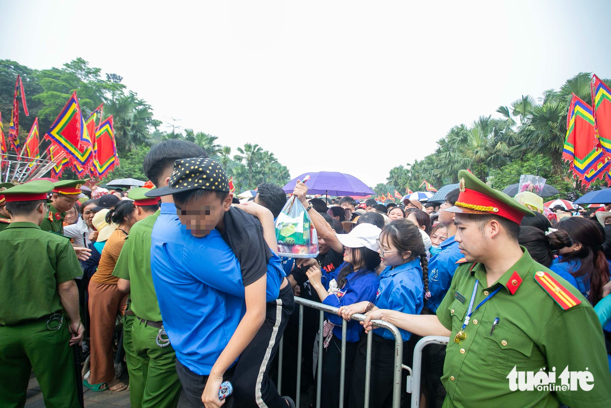 雄王忌日人山人海湧向雄王廟