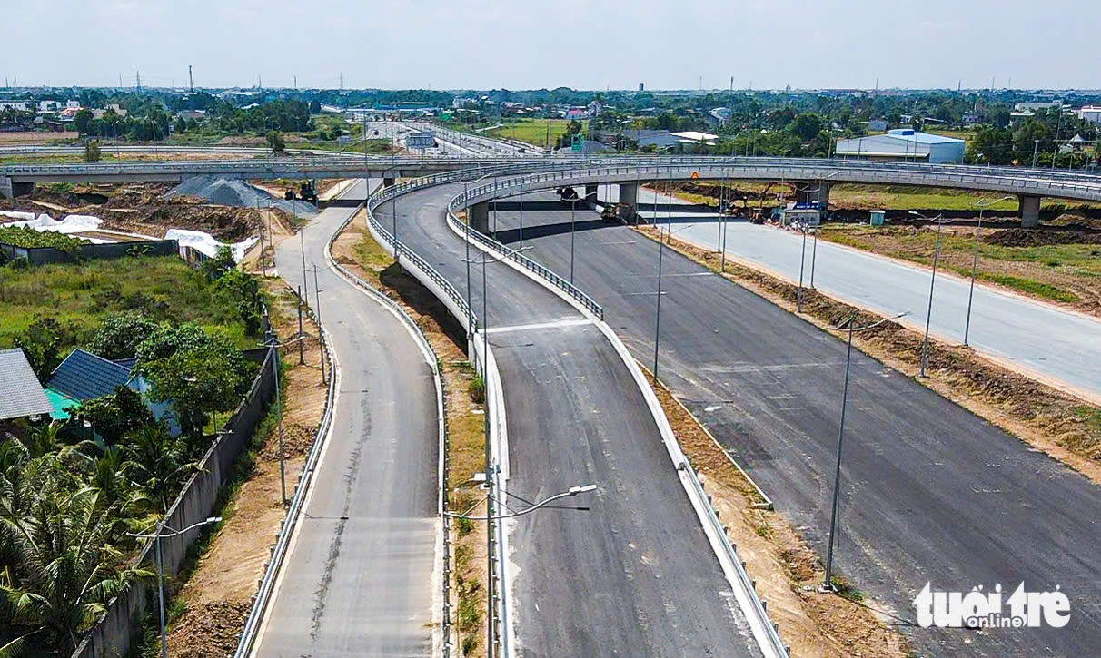 胡志明市三環路西支線延誤,經隆安省的6.8公里路段等待中