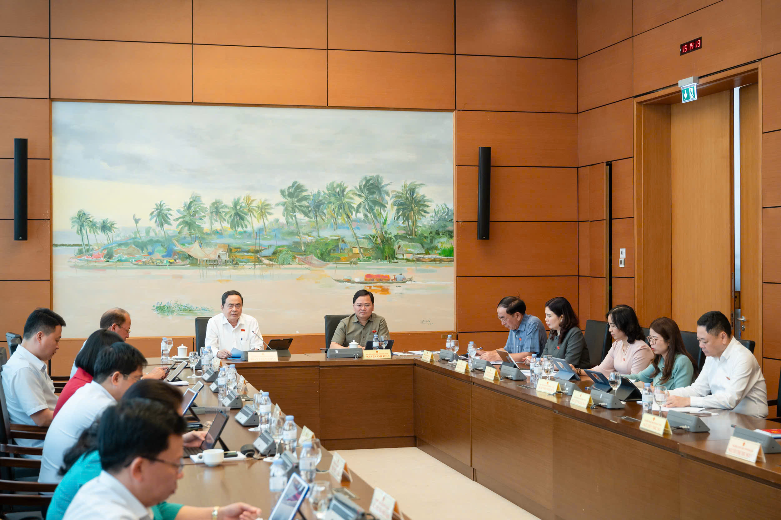 国会主席：谁是秘书、副秘书、人民委员会主席、乡级人民议会主席，安排干部是困难的工作