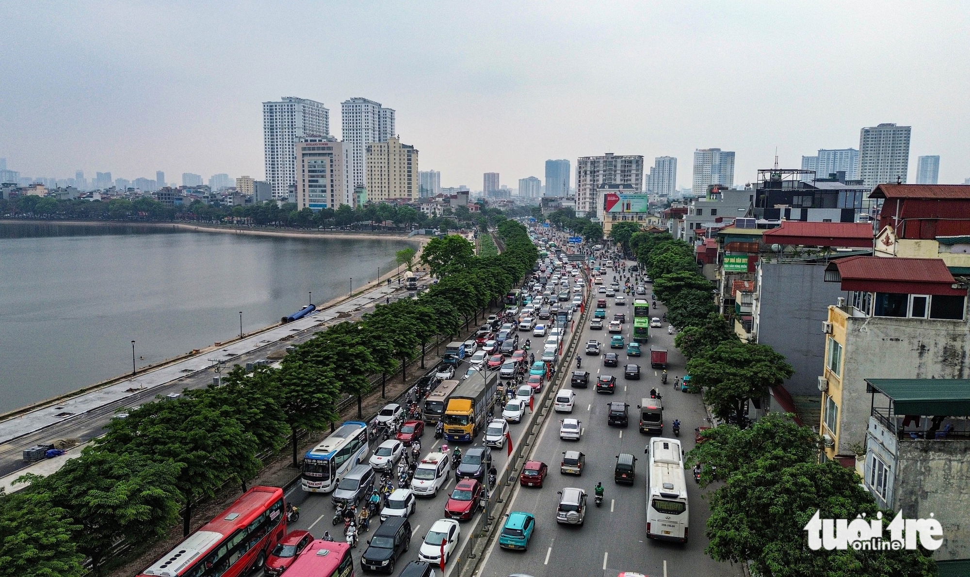 民眾紛紛離開河內度假,出城口車輛寸步難行