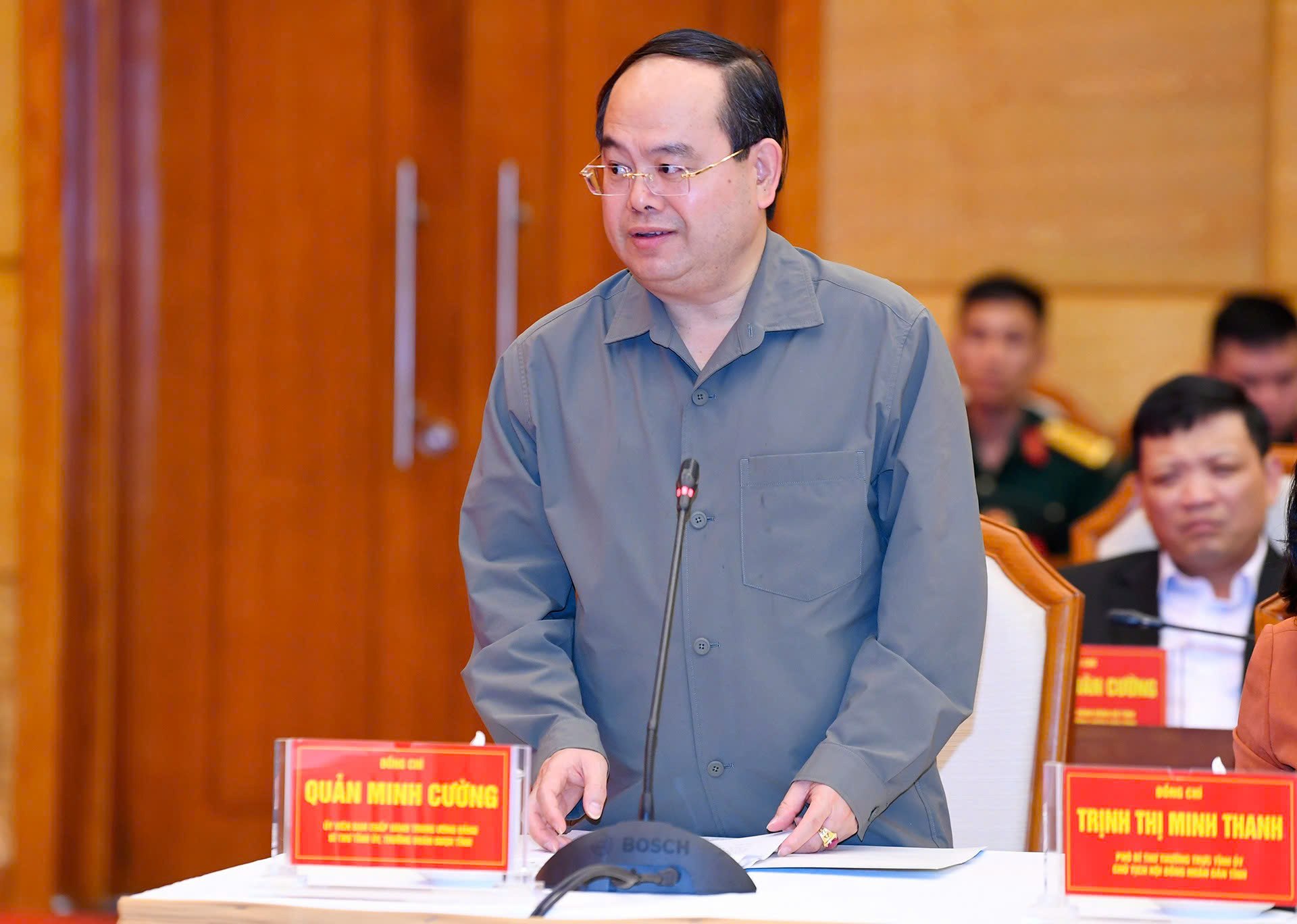 範明江大將與廣寧省委舉行工作會議