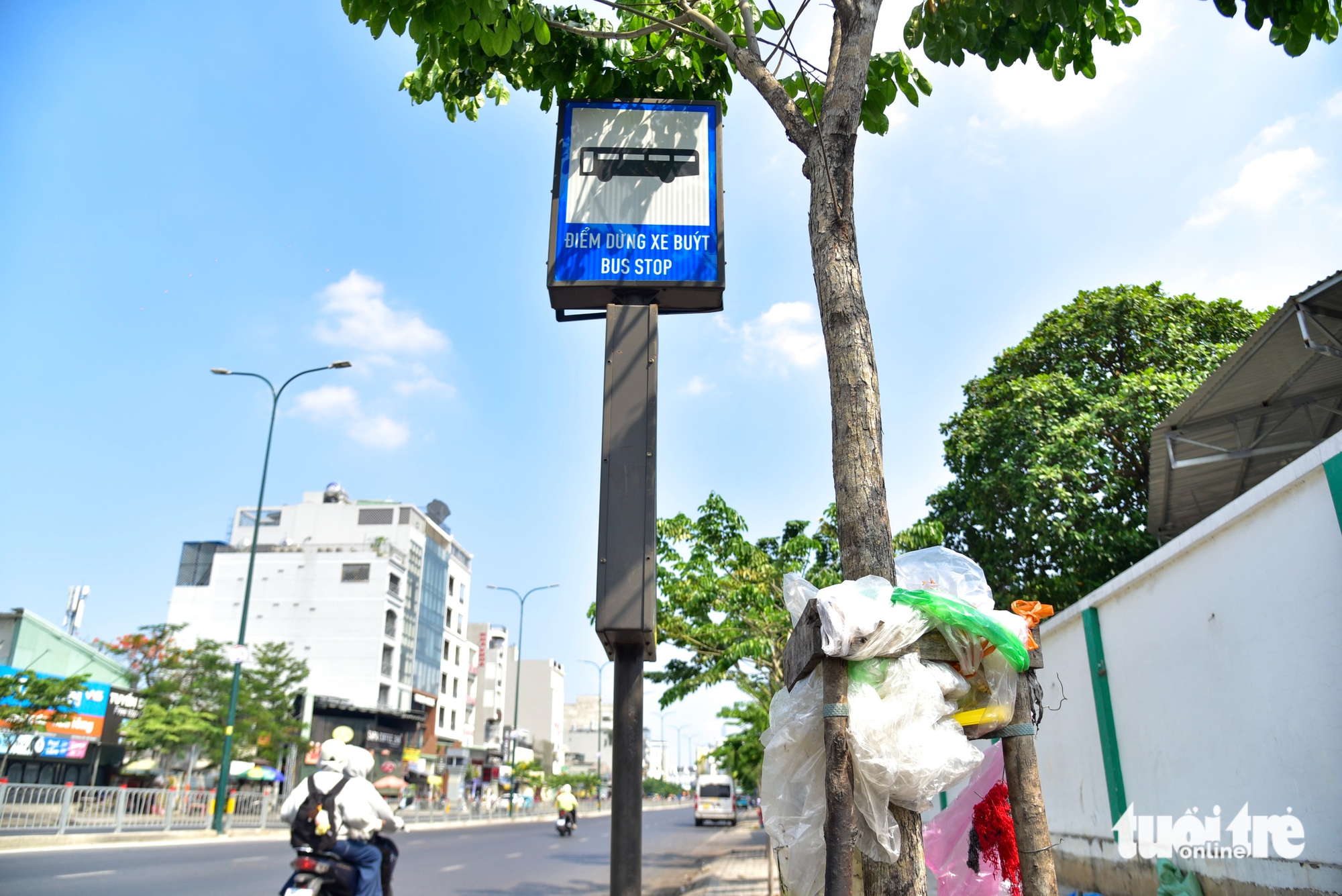 胡志明市許多公交車站人行道被侵佔,候車亭、停靠點變成垃圾堆放處和停車位