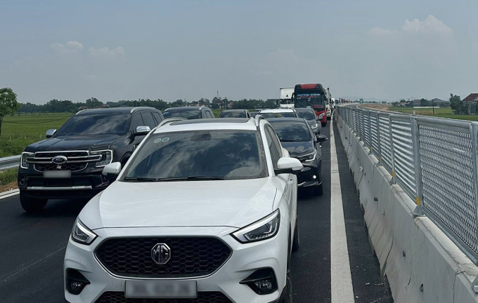 牵引车横挡道路，Bãi Vọt - Hàm Nghi高速公路堵塞