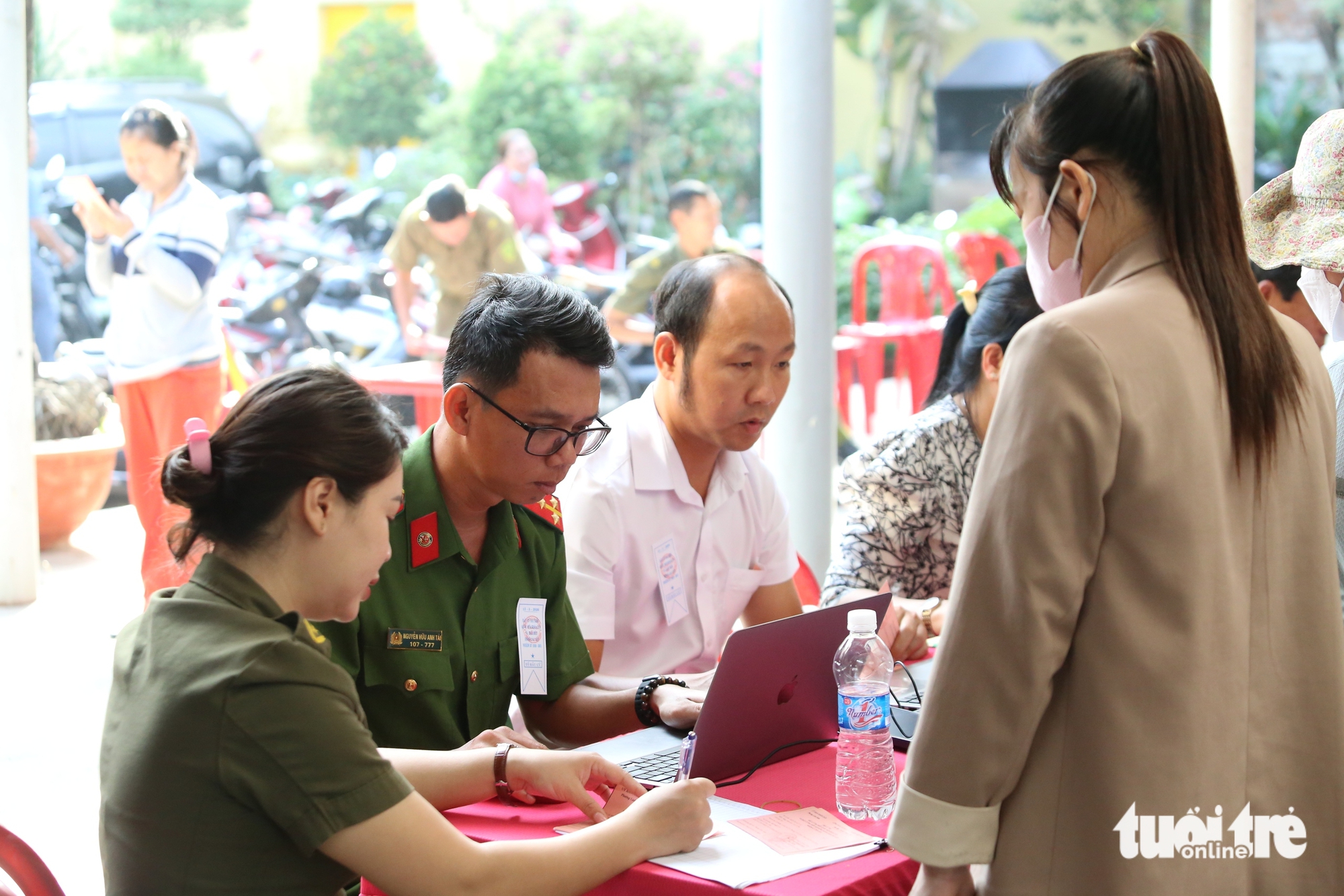 胡志明市工人和市民寄託信任的選票