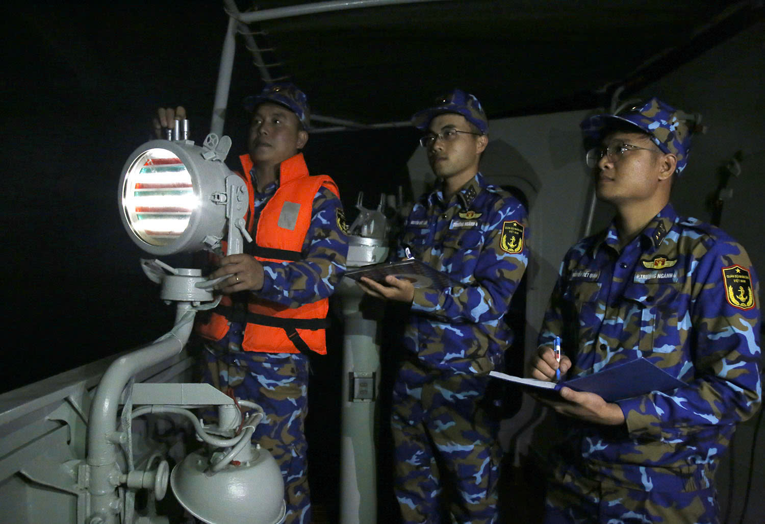 觀看越南與中國海軍首次實彈射擊反海盜