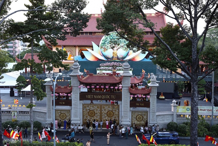 恭请菩萨释广德心脏舍利回越南国寺