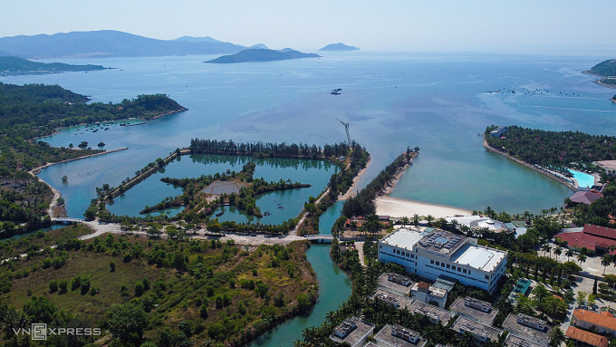 旅游公司设立铁丝网阻挡芽庄海滩