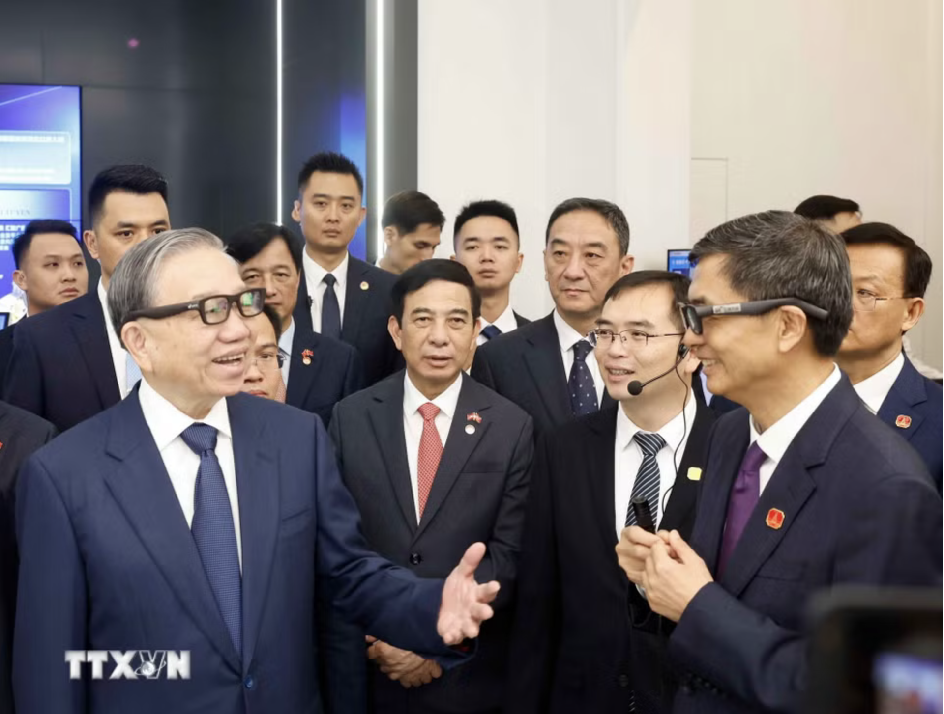 越共中央總書記、國家主席蘇林參觀中國-東盟人工智能創新合作中心