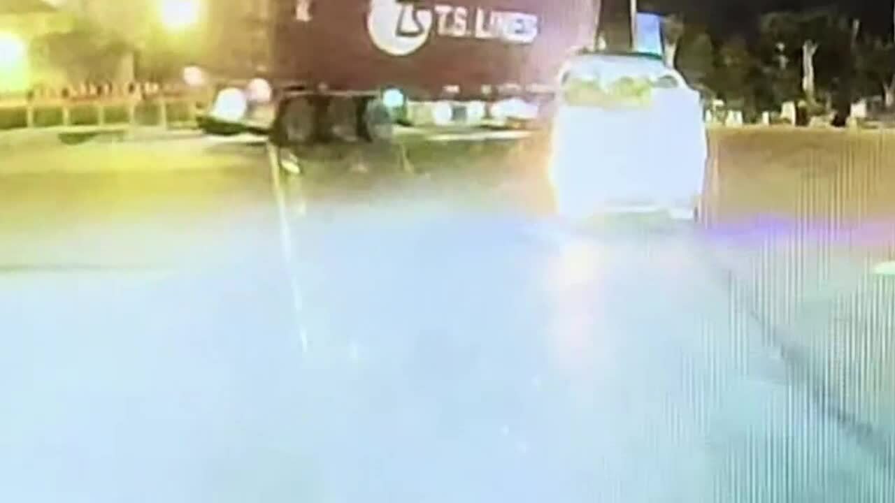 胡志明市入口處一輛載有近30噸油漆的集裝箱卡車翻車