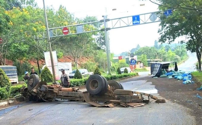 運石卡車壓死四座轎車女司機
