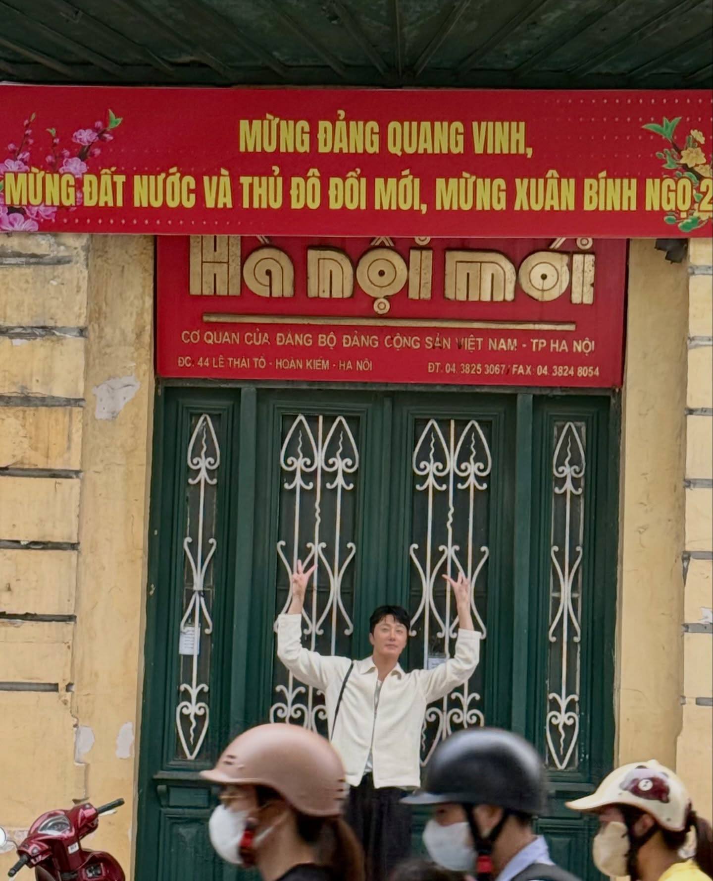 “越南女婿”鄭日佑打卡《河內報》,品嚐八大碗河粉