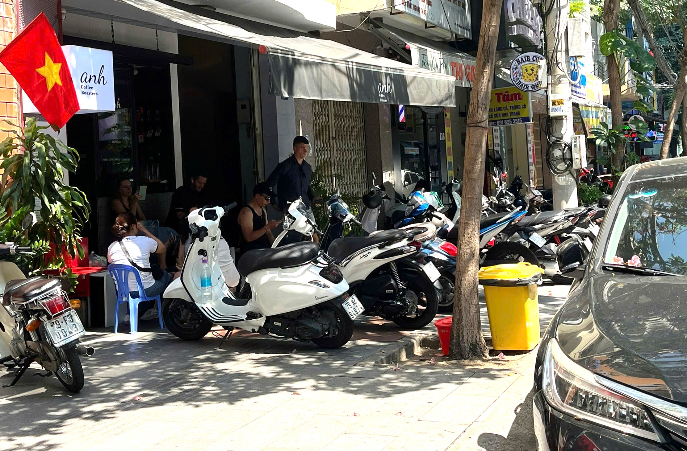 恢復人行道和城市秩序:芽莊多家咖啡館侵佔人行道,堵塞步行通道