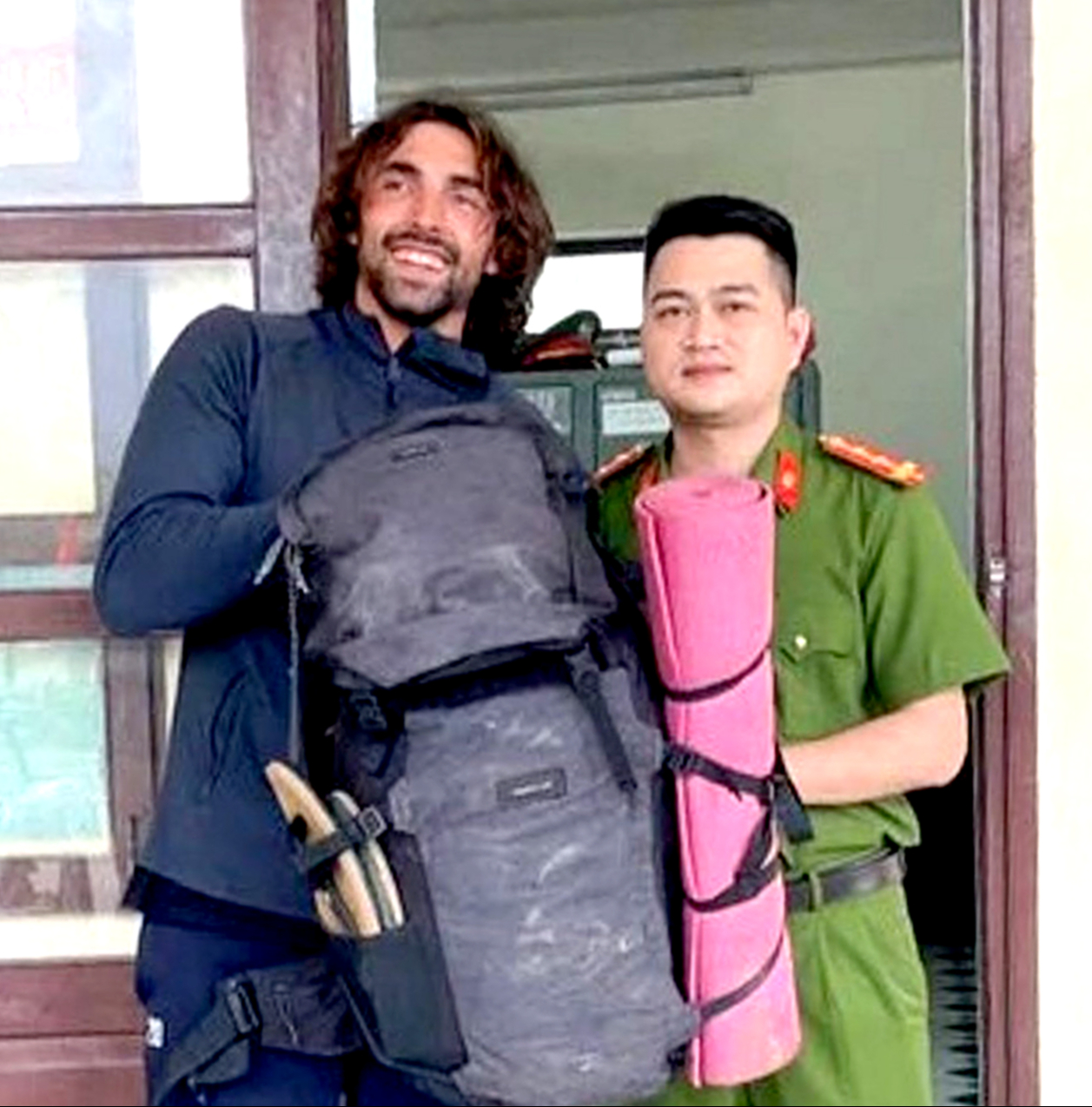 瑞士游客在访问丰芽时丢失背包，当地警方帮助找回