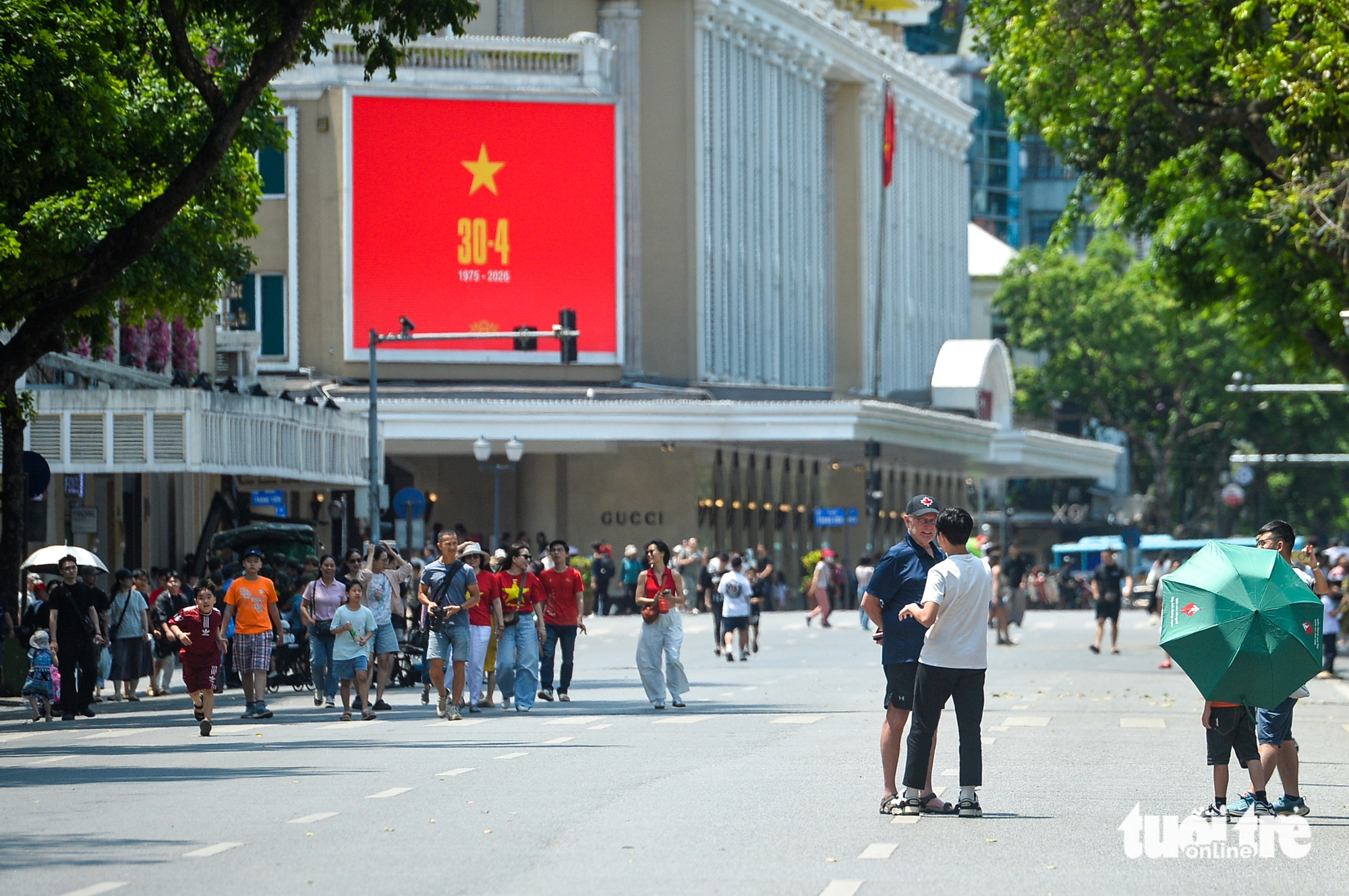 許多河內市民在4·30和5·1假期首日選擇就地旅遊