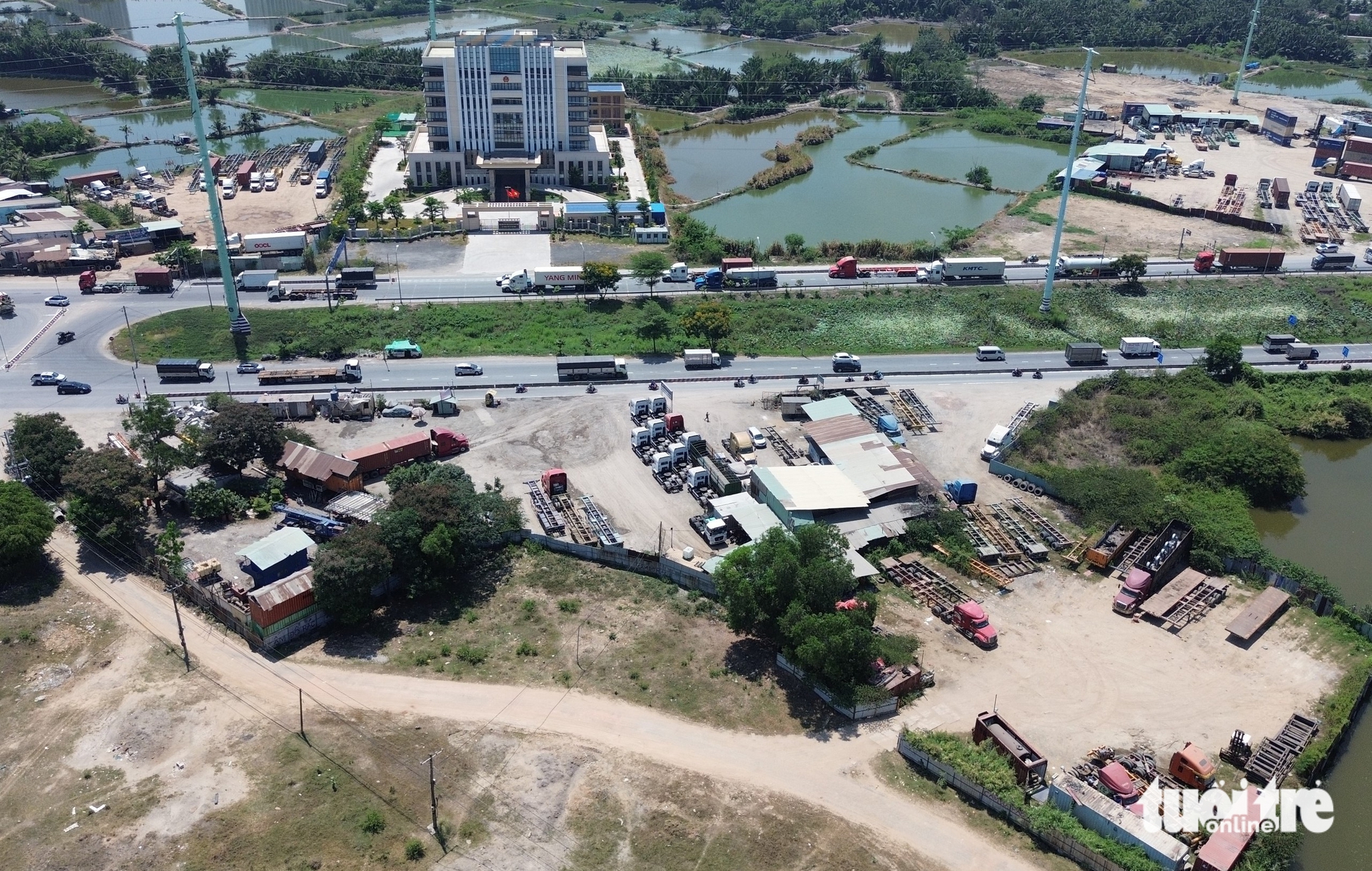 數千輛來自集裝箱停車場的車輛堵塞武志公路,困擾胡志明市東部居民