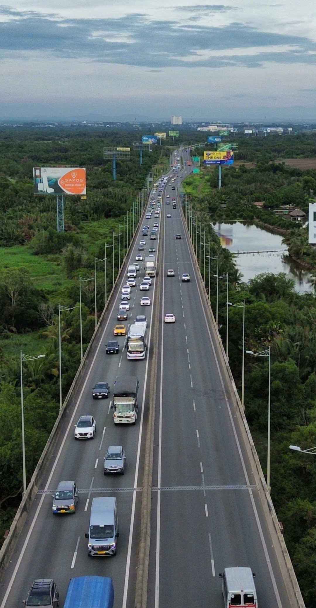 假期最后一天，高速公路畅通，An Phú交点和Long Thành桥轻微拥堵