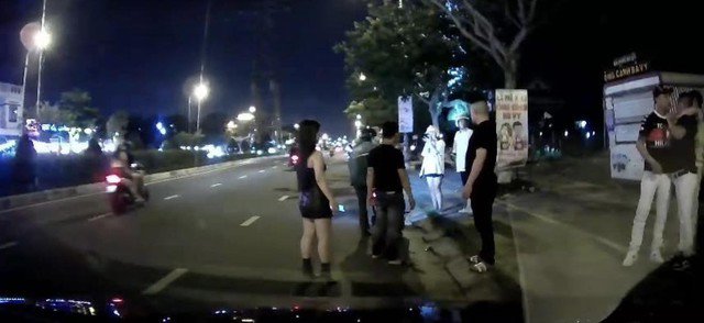 确认岘港Grab司机被乘客连续殴打的视频