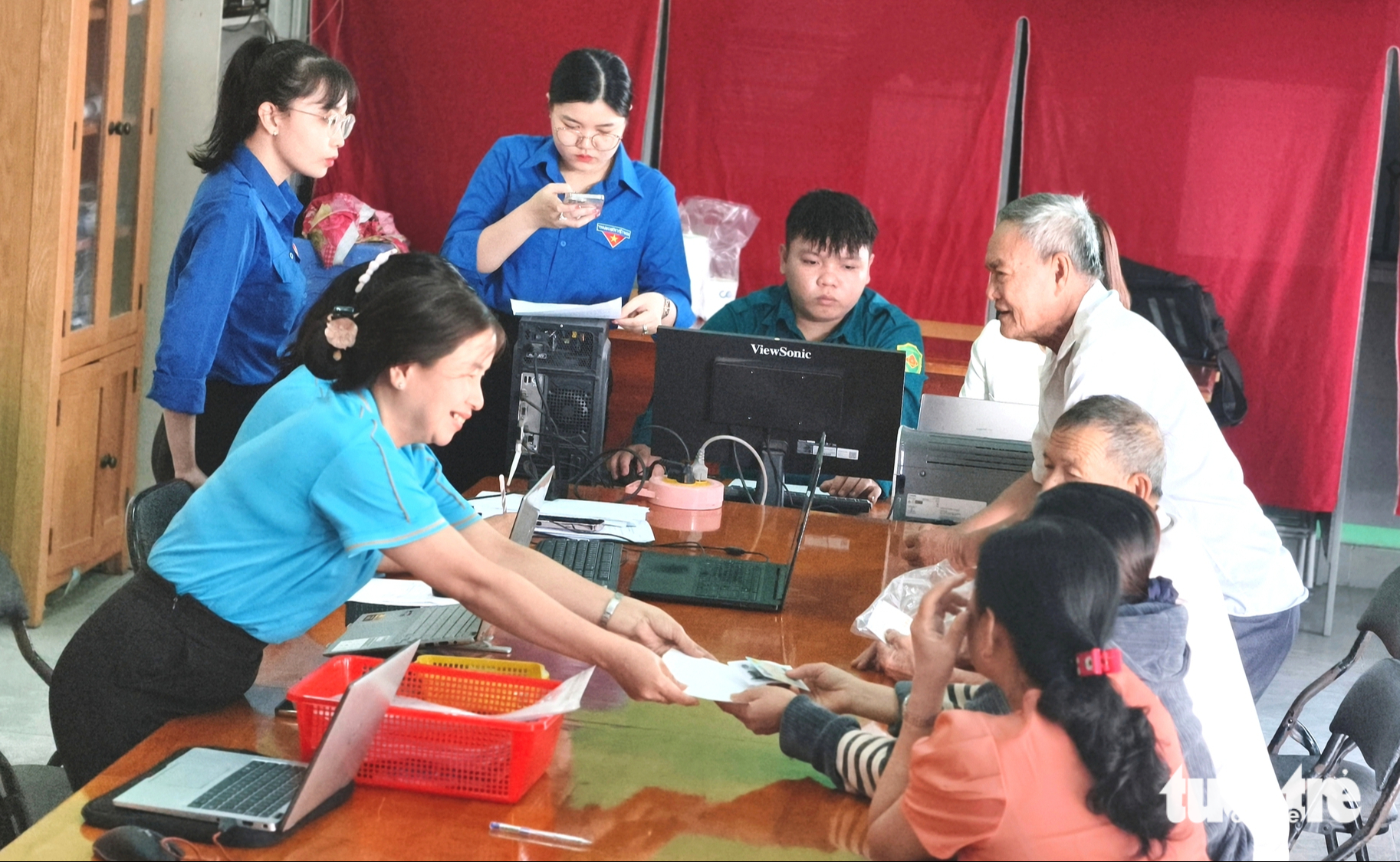 胡志明市多個鄉將公共服務帶到村,支持居民在線提交文件