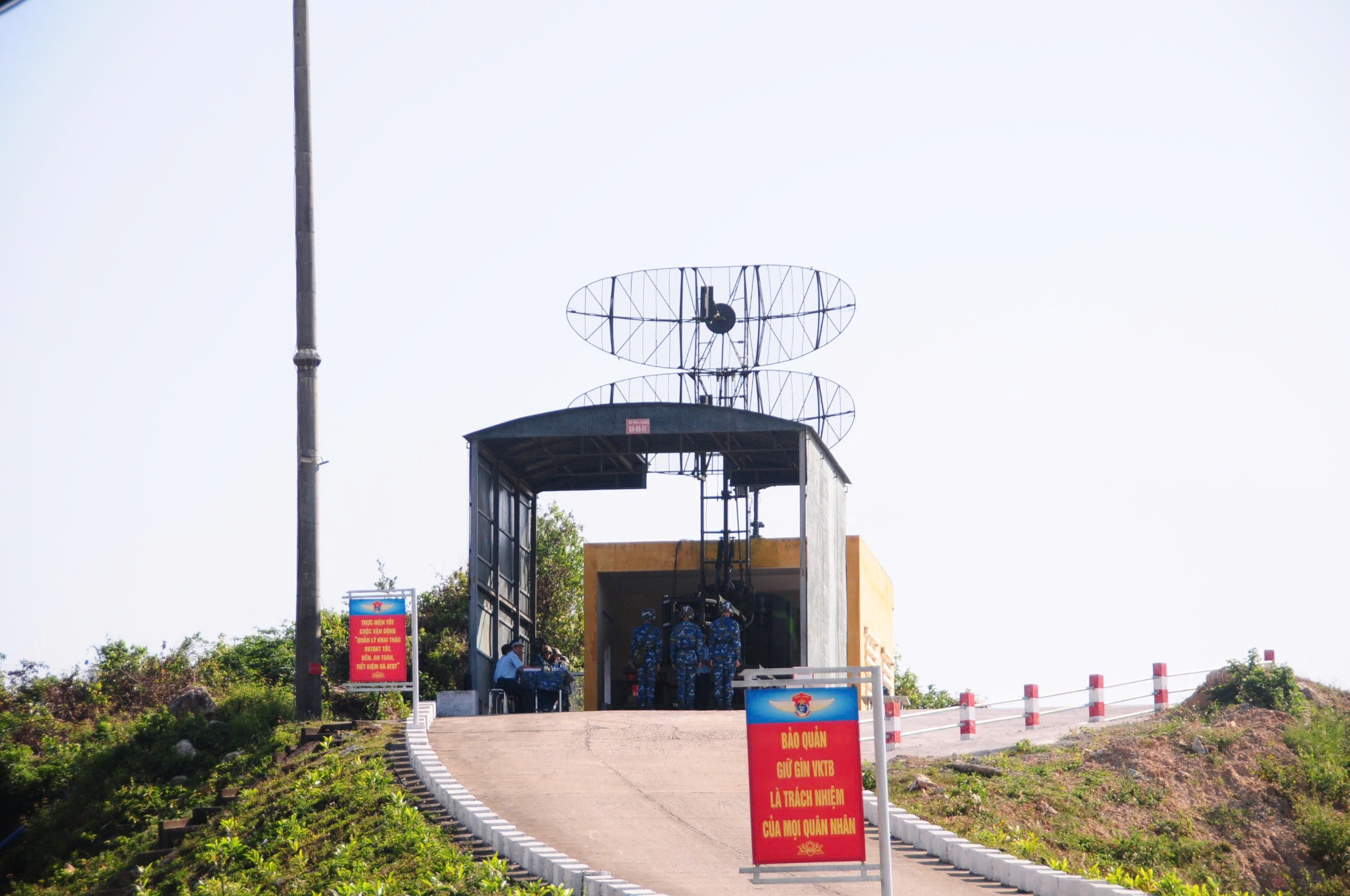 防空部隊在廣南省開啟雷達守護祖國天空