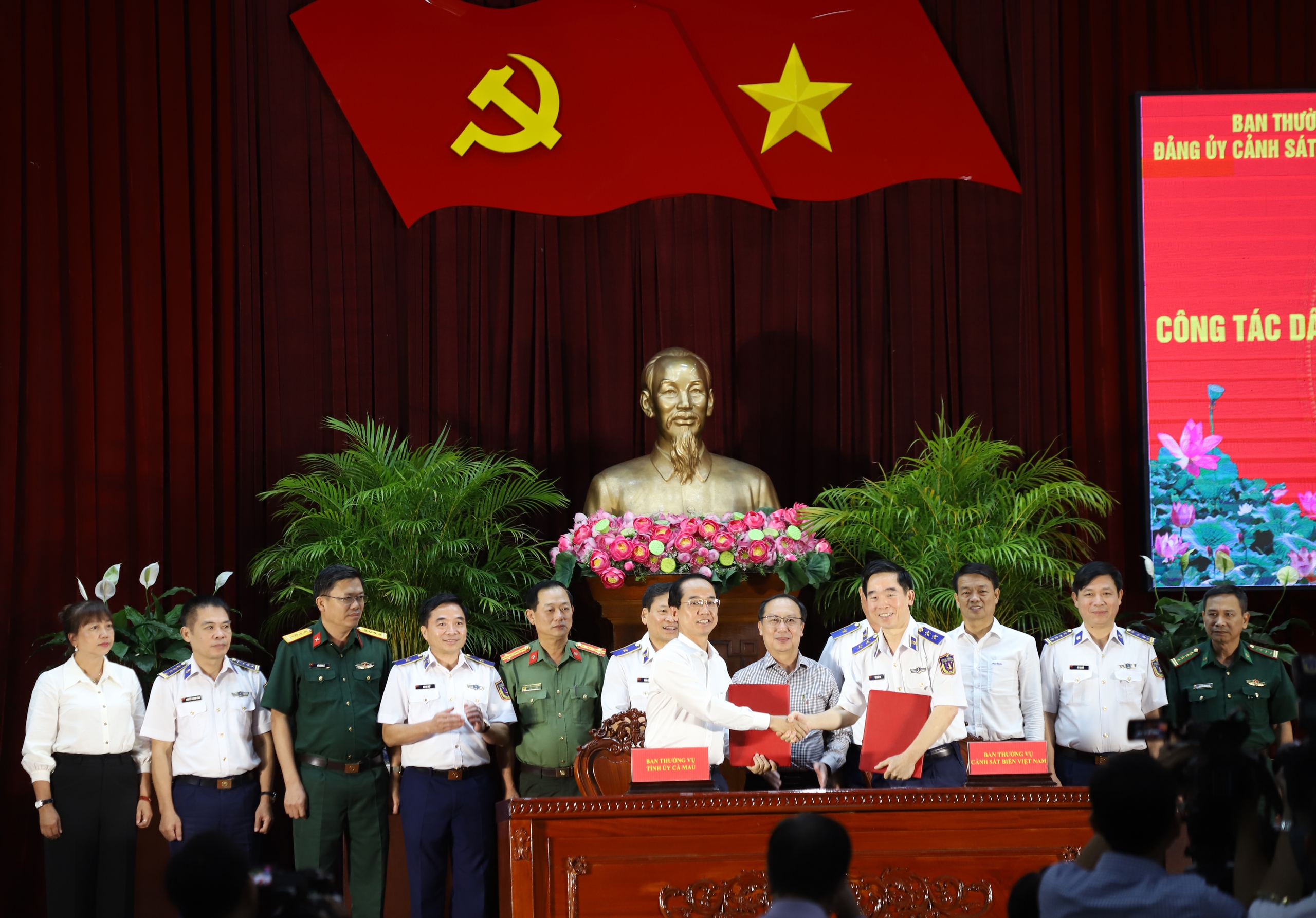 越南海岸警衛隊與芹苴、安江、金甌簽署民運工作協調協議