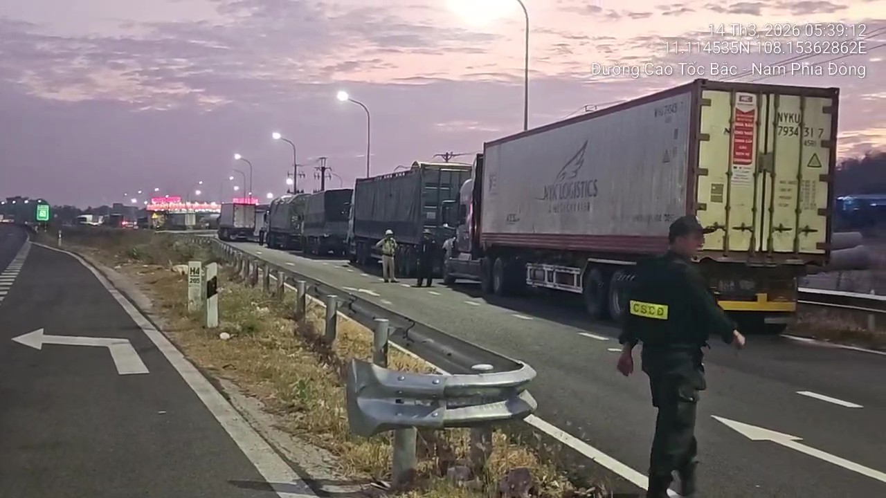 多名司機在高速公路上違規停車被記錄在案