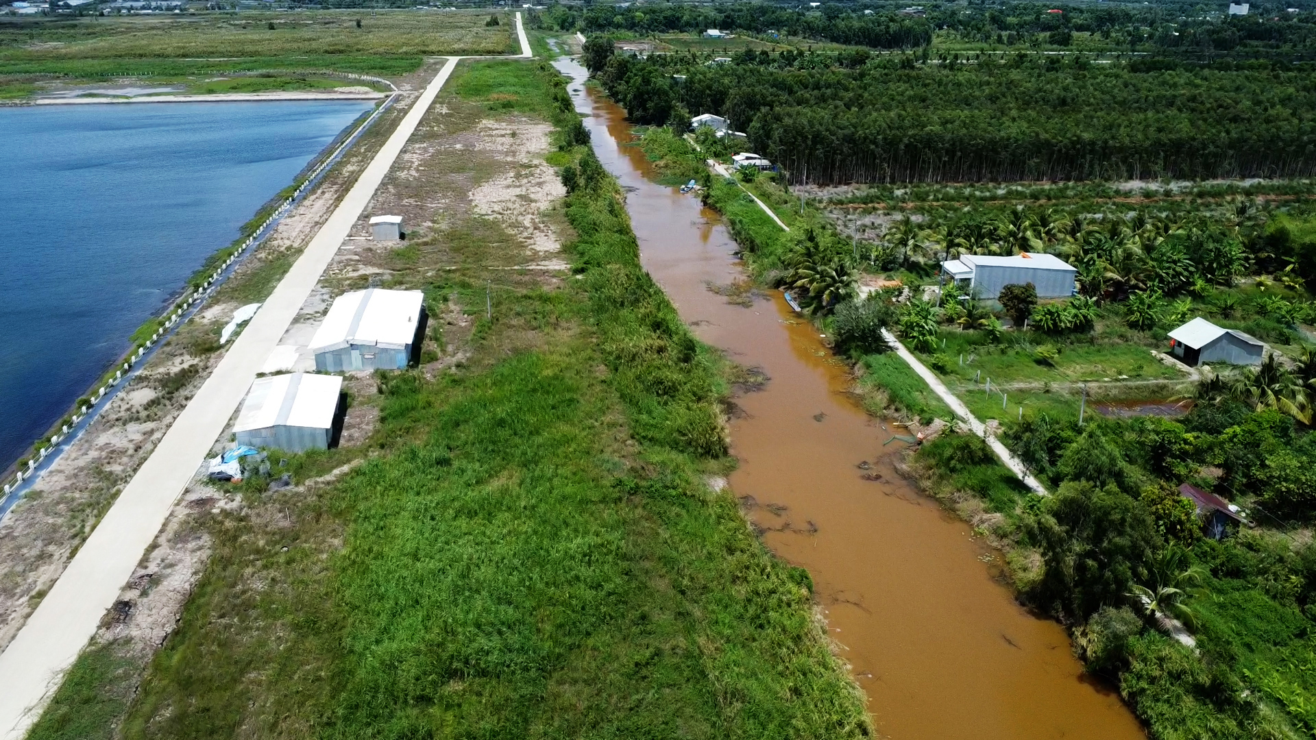 住在西部最大淡水水库旁却要一桶一桶地讨水