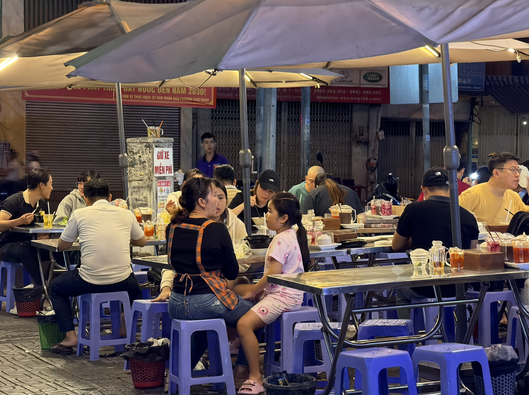每個晚上人行道上擠滿了居民和遊客