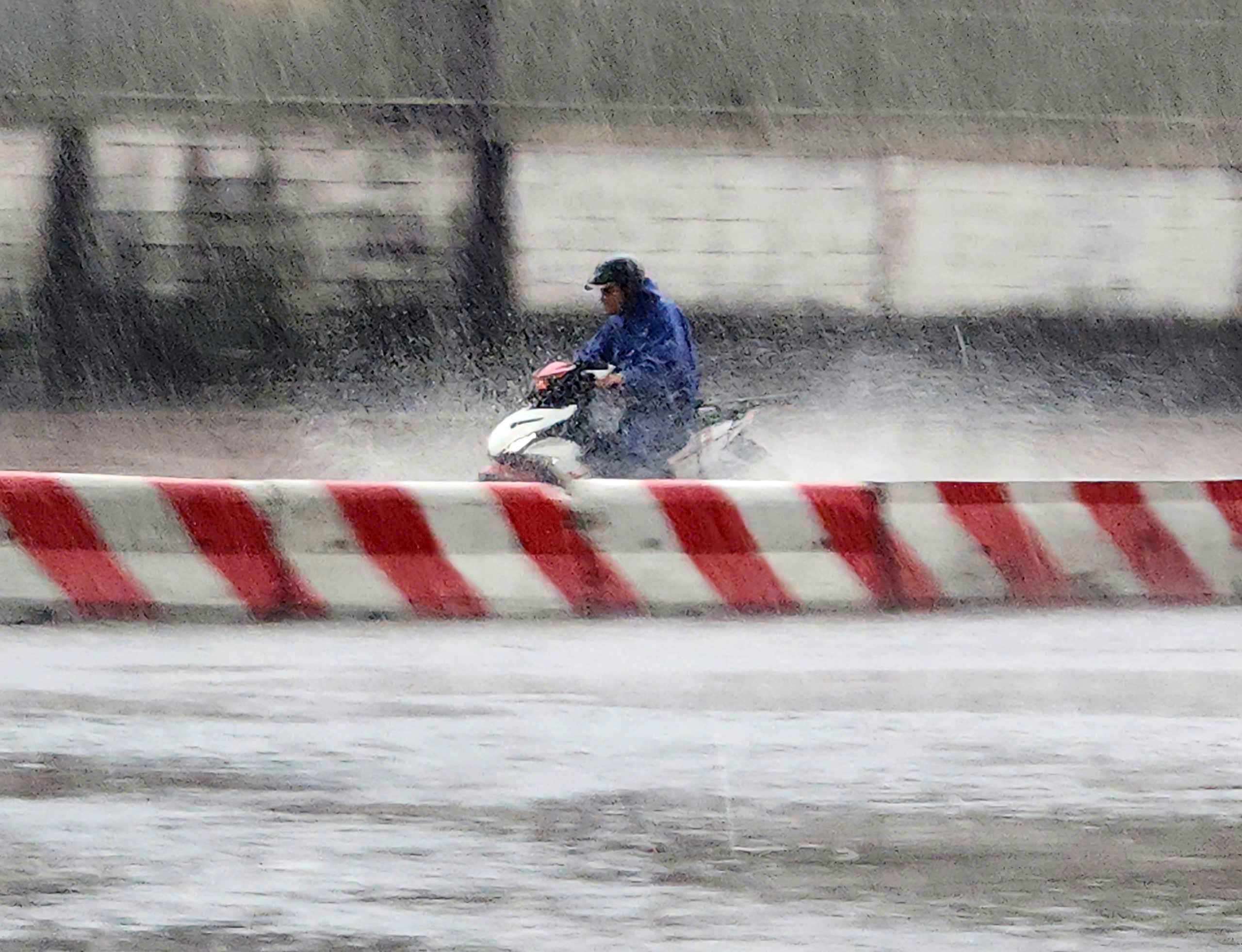 天空漆黑，雷声隆隆，乌云从古芝向胡志明市中心倾盆大雨