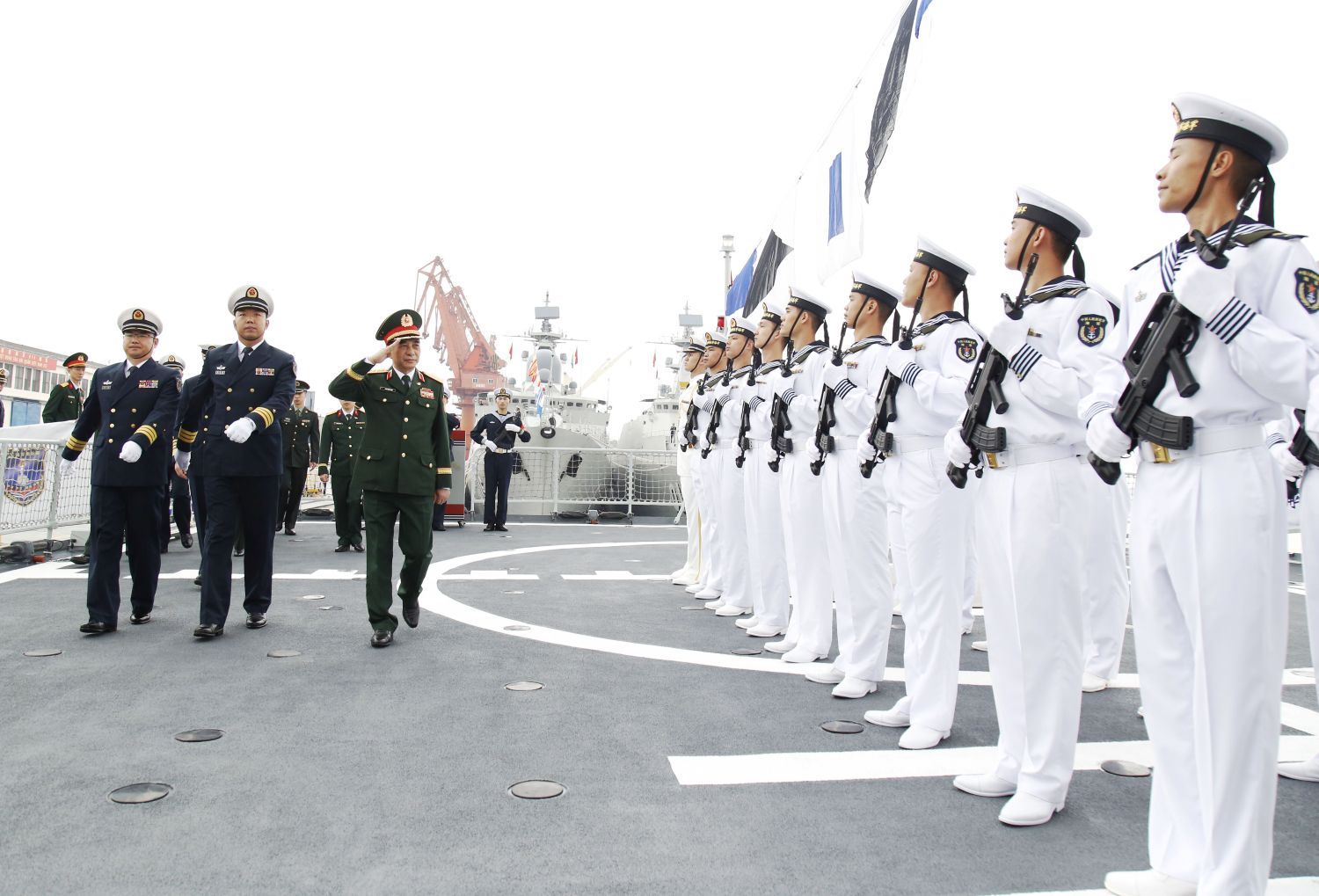 越南國防部長與中國國防部長出席海軍聯合巡邏啟航儀式