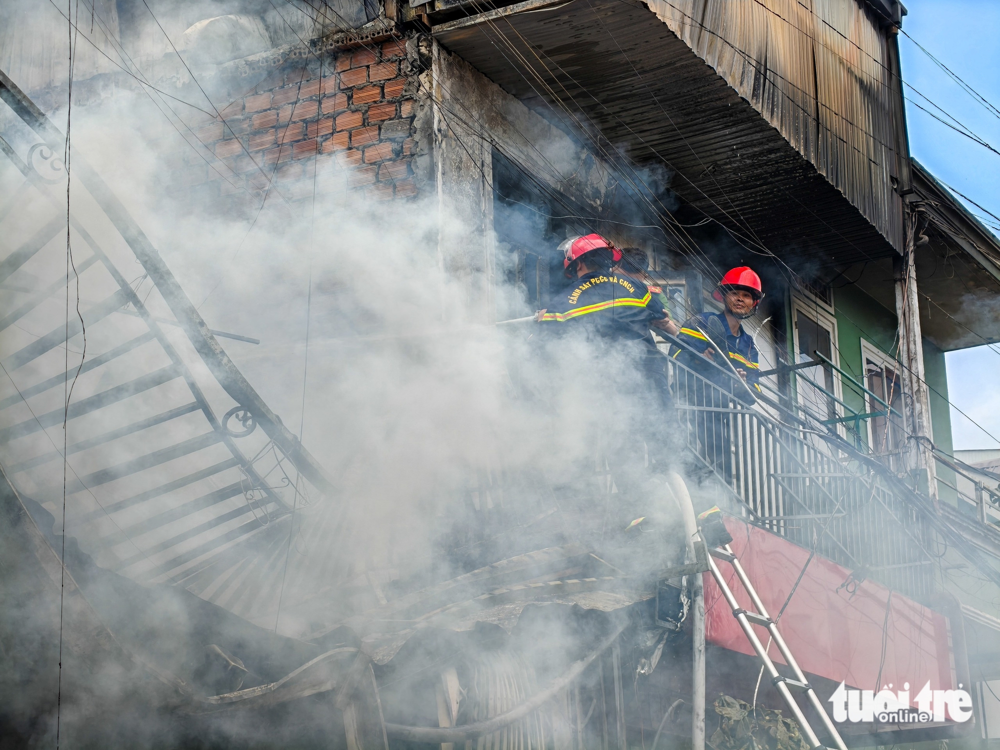大叻市巴托亞區房屋火災,消防力量奮力撲救