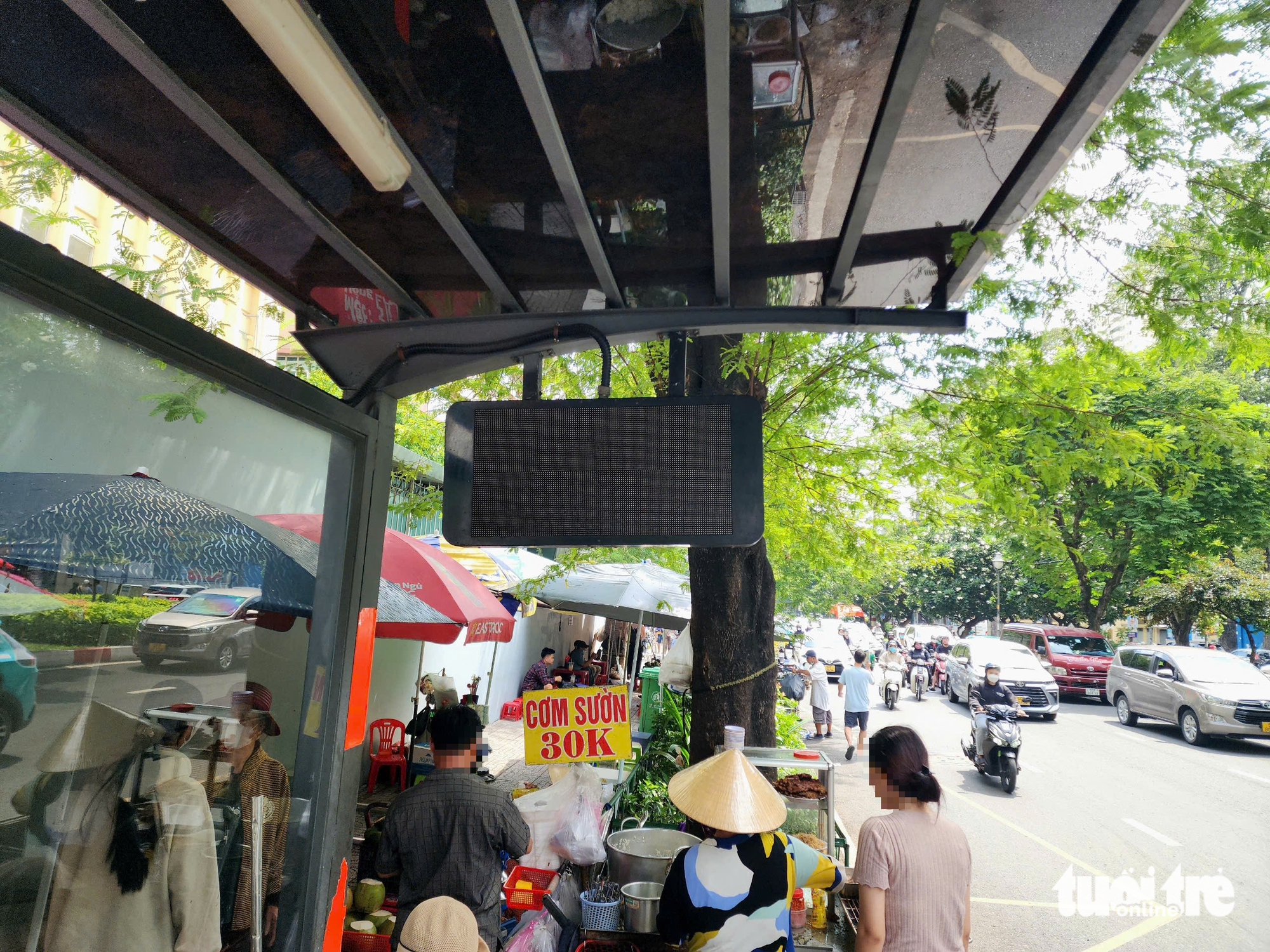 胡志明市多个公交候车亭被涂鸦、占用，电子信息板不工作