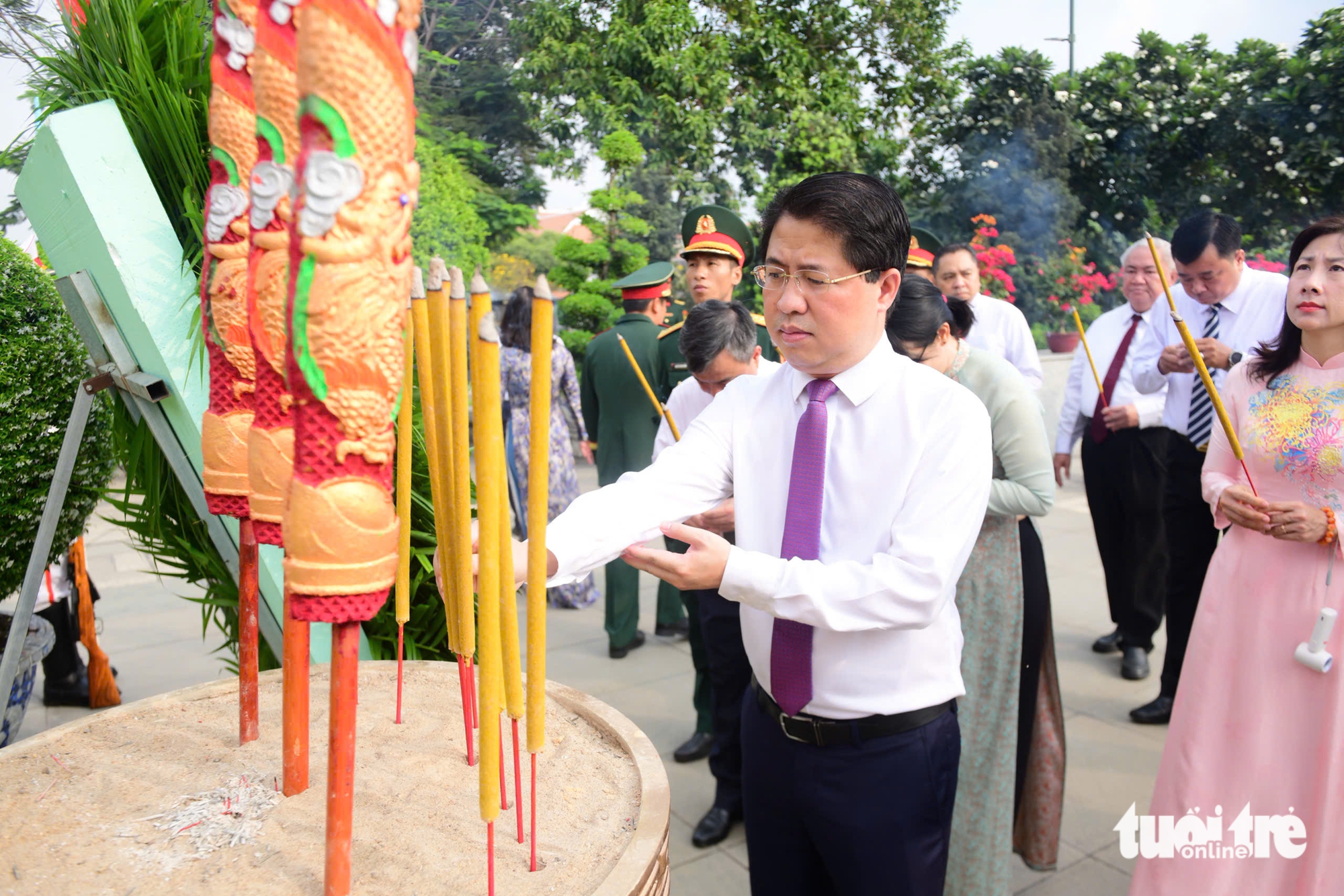 胡志明市領導上香緬懷胡志明主席和各位英雄烈士