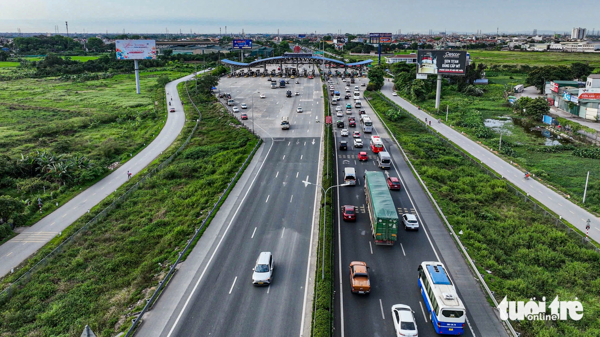 人群蜂擁至河內周邊旅遊景點,南部高速公路從清晨起便嚴重擁堵