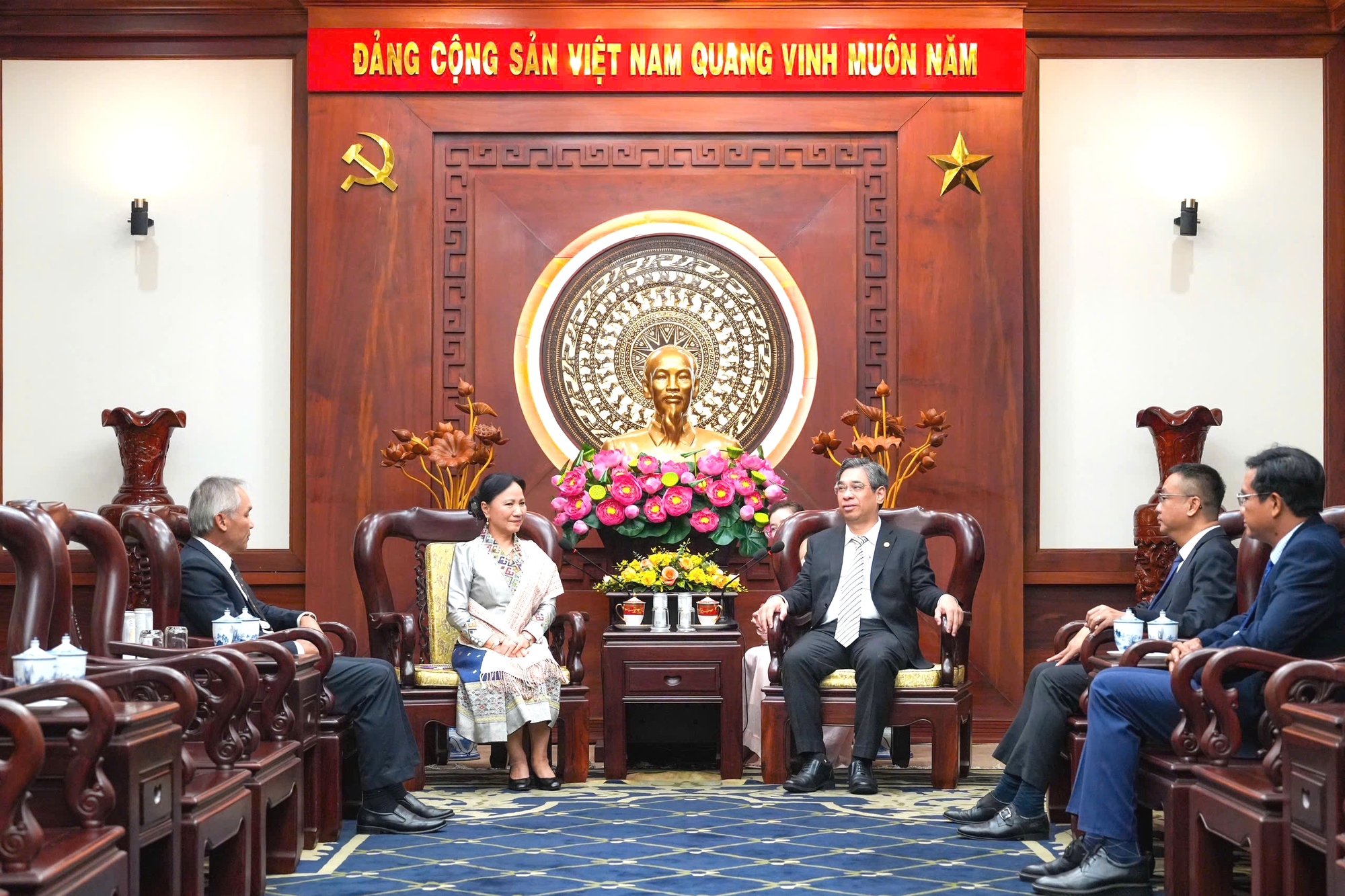 阮福禄副书记接见老挝建国阵线中央副主席