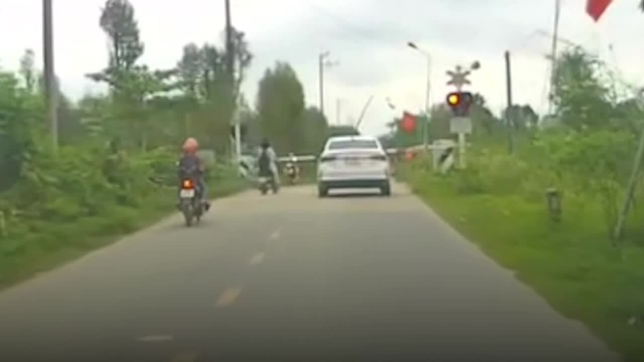 兩名女學生在火車前越過柵欄
