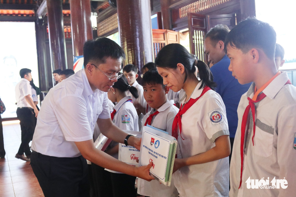 胡志明市大学生参观义安省历史遗迹