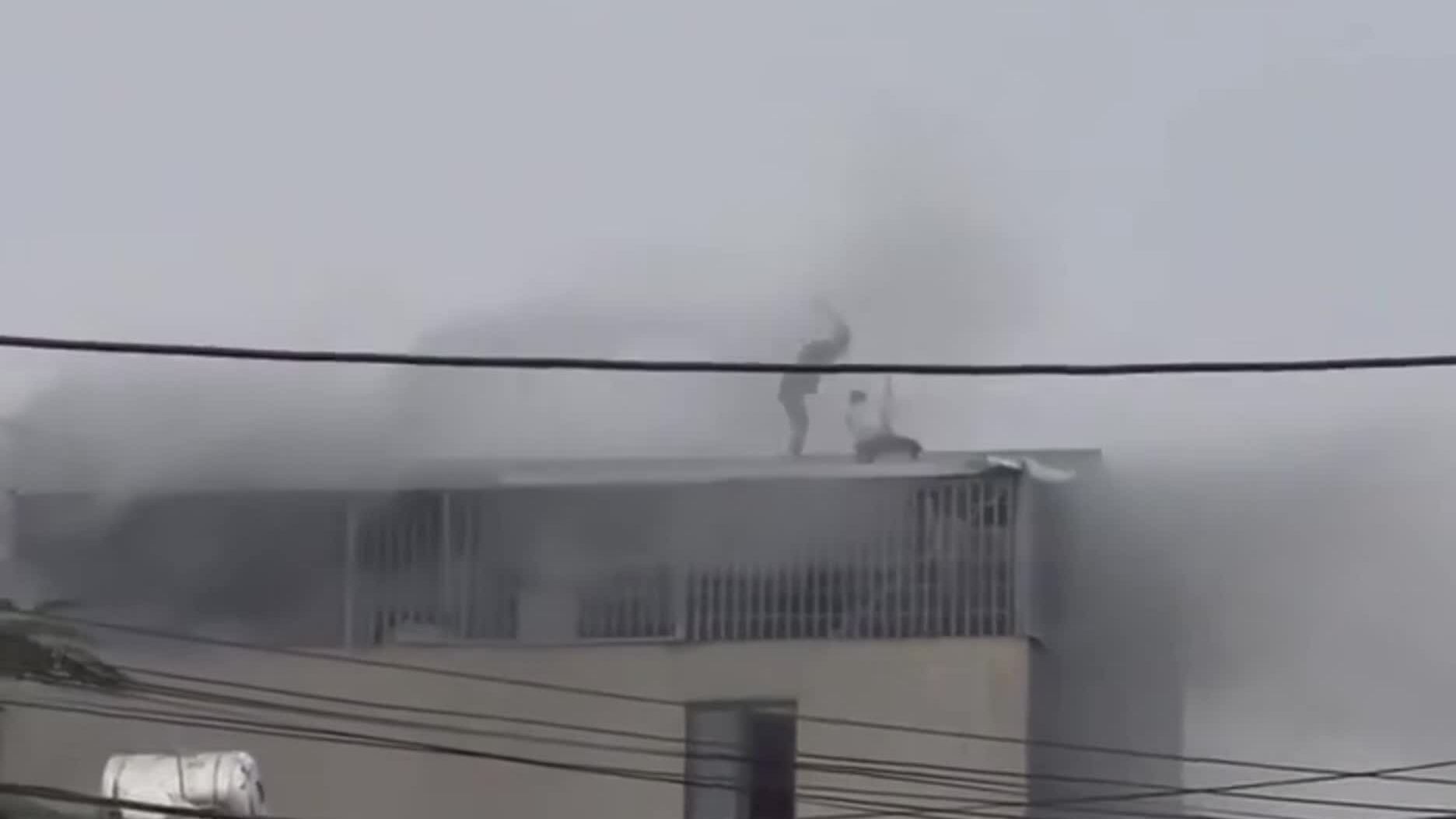 破開鐵皮屋頂救出六層樓火災中的人